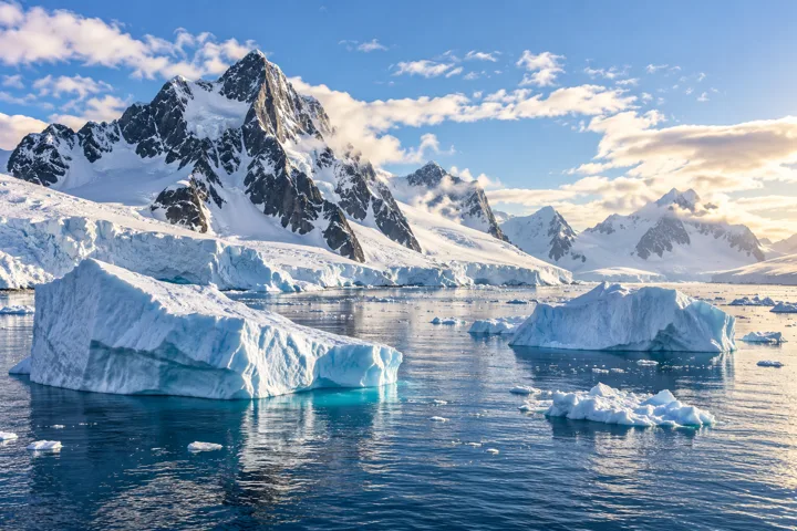 Antarctic icebergs and mountains — destination illustration