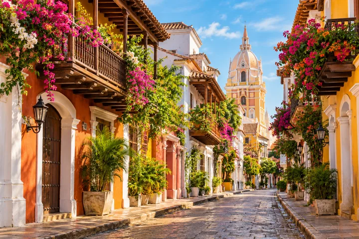 Colorful colonial streets in Cartagena, Colombia — destination illustration